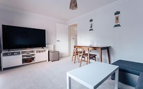 Modern Peaceful Flat In Town With Parking